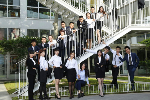 遠(yuǎn)行地產(chǎn)定制職業(yè)裝