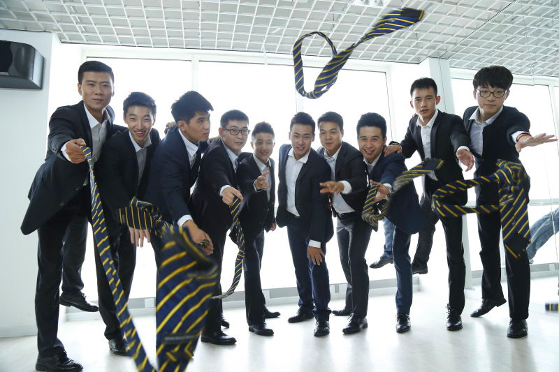 遠(yuǎn)行地產(chǎn)男員工身著工作服